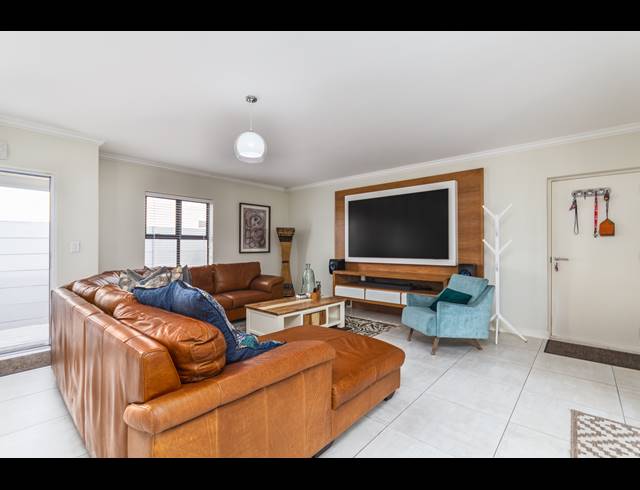 3 BEDROOM FREESTANDING TO LET IN SUNNINGDALE